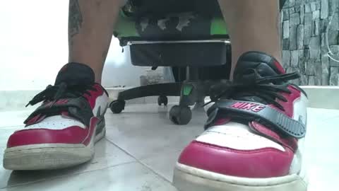Snapshot of srfindomfeet_ chatting on 06/30/26, 11:28 sr master cum its my old account online show from 06/30/26, 11:28