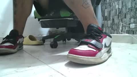 Snapshot of srfindomfeet_ chatting on 07/02/26, 03:23 sr master cum its my old account online show from 07/02/26, 03:23