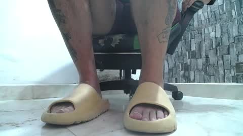Snapshot of srfindomfeet_ chatting on 07/04/26, 06:25 sr master cum its my old account online show from 07/04/26, 06:25