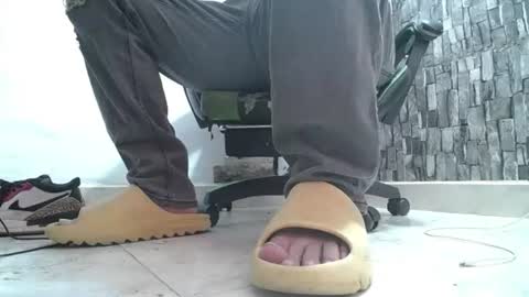 Snapshot of srfindomfeet_ chatting on 07/05/26, 05:42 sr master cum its my old account online show from 07/05/26, 05:42