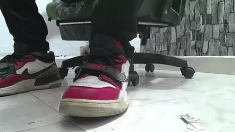 Snapshot of srfindomfeet_ chatting on 07/10/26, 07:05 sr master cum its my old account online show from 07/10/26, 07:05