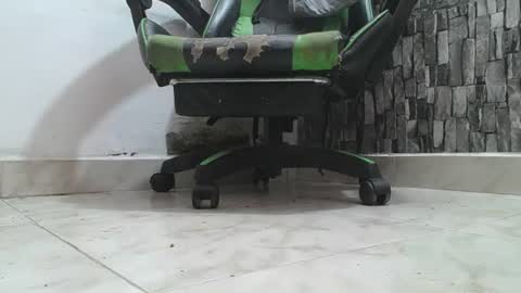 Snapshot of srfindomfeet_ chatting on 07/12/26, 08:22 sr master cum its my old account online show from 07/12/26, 08:22