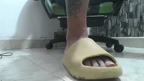 Snapshot of srfindomfeet_ chatting on 07/14/26, 02:05 sr master cum its my old account online show from 07/14/26, 02:05