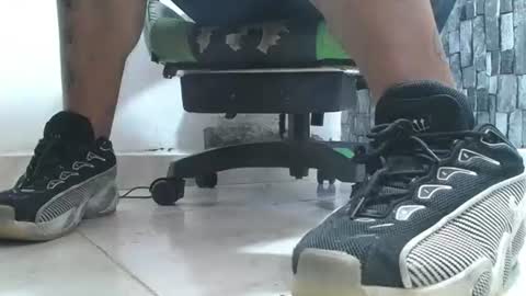 Snapshot of srfindomfeet_ chatting on 07/14/26, 06:13 sr master cum its my old account online show from 07/14/26, 06:13