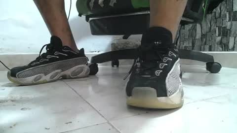 Snapshot of srfindomfeet_ chatting on 07/16/26, 08:04 sr master cum its my old account online show from 07/16/26, 08:04