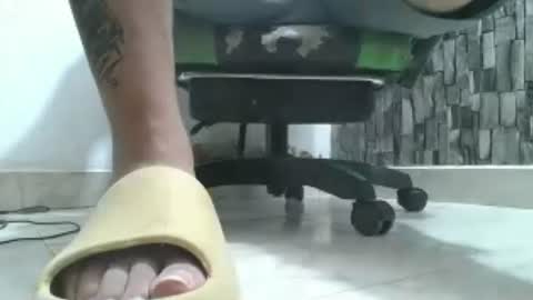 Snapshot of srfindomfeet_ chatting on 07/17/26, 08:57 sr master cum its my old account online show from 07/17/26, 08:57