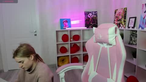 Snapshot of stacey_brown chatting on 03/12/25, 01:03 Stacey GMT5 Mo Tu We Th Fr Sa 3am -10am online show from 03/12/25, 01:03