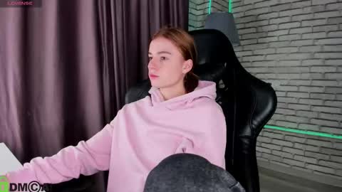 Stacey GMT5 Mo Tu We Th Fr Sa 3am -10am online show from 02/16/26, 01:02