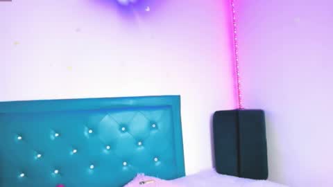 Snapshot of star_darling chatting on 02/25/25, 02:03  S T A R  online show from 02/25/25, 02:03