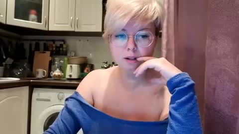 Snapshot of stasya_07 chatting on 10/15/25, 01:17 Stasya online show from 10/15/25, 01:17