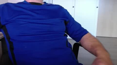 Snapshot of stefan2580 chatting on 12/17/24, 08:01 Stefan online show from 12/17/24, 08:01