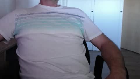 Snapshot of stefan2580 chatting on 12/25/24, 01:41 Stefan online show from 12/25/24, 01:41