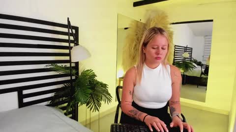 Stefanny   online show from 12/24/24, 11:06