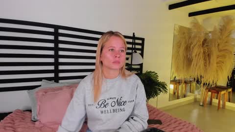 Stefanny   online show from 12/30/24, 12:31