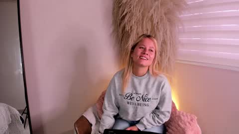 Stefanny   online show from 01/02/25, 12:35