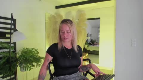 Stefanny   online show from 01/10/25, 03:48