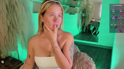 Stefanny   online show from 02/27/25, 12:02