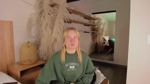 Stefanny   online show from 03/08/25, 12:30