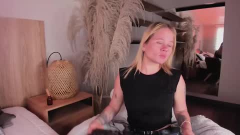 Stefanny   online show from 03/10/25, 12:48