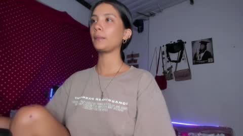 Im MiaIts my first day here  online show from 01/07/25, 05:12