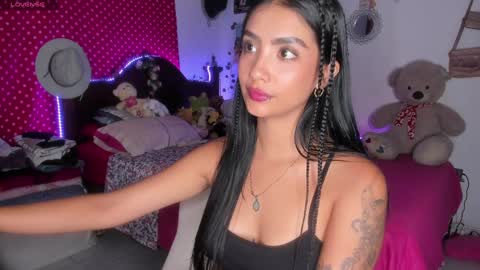 Im MiaIts my first day here  online show from 02/01/25, 02:47