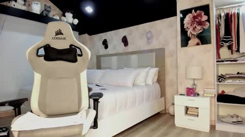 Snapshot of stefi_alizon chatting on 11/18/25, 01:11 Zuly online show from 11/18/25, 01:11