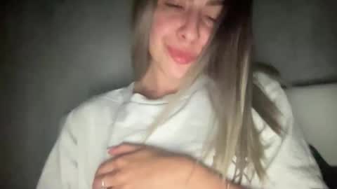 Snapshot of stefy_glow chatting on 09/16/25, 08:32 stefy_glow online show from 09/16/25, 08:32