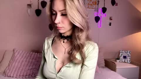 Snapshot of stellar_blade chatting on 05/15/26, 03:13 Alexia online show from 05/15/26, 03:13