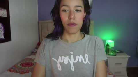 Snapshot of stephania_t chatting on 04/22/26, 03:35 Stephania online show from 04/22/26, 03:35