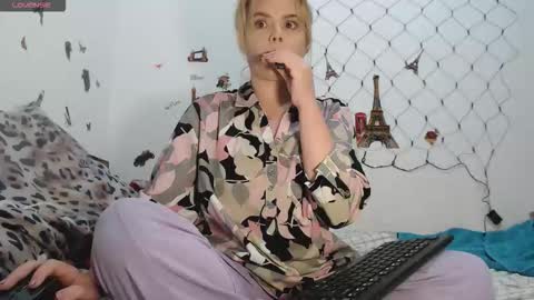 Stephanie   online show from 10/02/25, 09:38