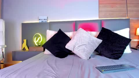 Stone Lee  online show from 02/15/25, 09:05