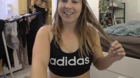 Sarah online show from 11/11/25, 08:42