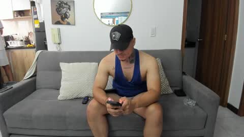 Snapshot of straight__friends chatting on 05/22/26, 02:01 straight__friends online show from 05/22/26, 02:01