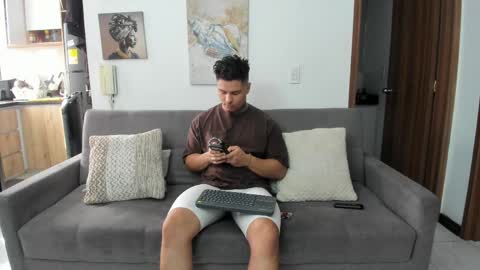 Snapshot of straight__friends chatting on 06/07/26, 01:48 straight__friends online show from 06/07/26, 01:48