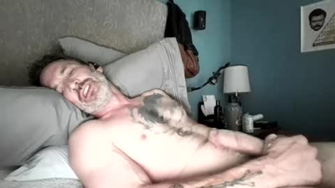 Snapshot of straighthungmarriedman chatting on 07/04/26, 11:22 straighthungmarriedman online show from 07/04/26, 11:22