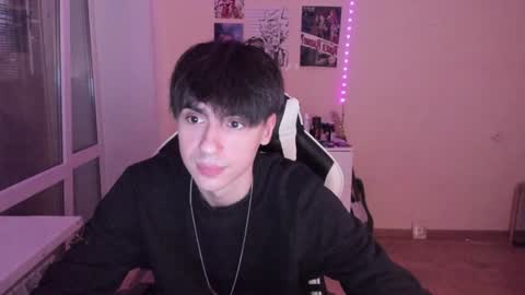 Snapshot of stralght_twinks chatting on 12/05/24, 05:59 Ray online show from 12/05/24, 05:59