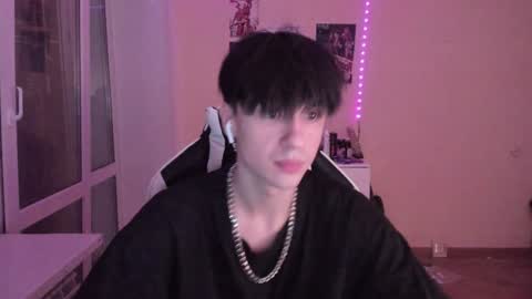 Snapshot of stralght_twinks chatting on 12/07/24, 04:42 Ray online show from 12/07/24, 04:42