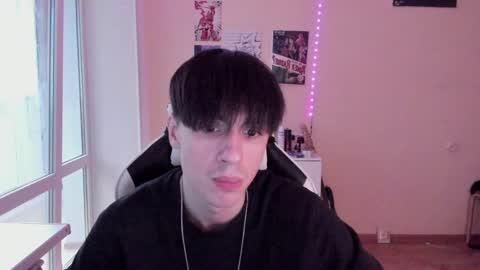 Snapshot of stralght_twinks chatting on 12/09/24, 10:43 Ray online show from 12/09/24, 10:43