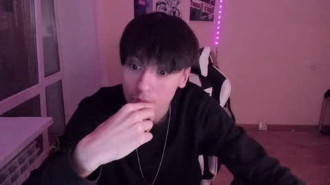 Snapshot of stralght_twinks chatting on 12/09/24, 01:45 Ray online show from 12/09/24, 01:45
