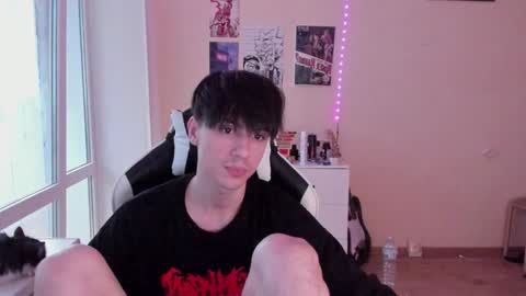 Snapshot of stralght_twinks chatting on 12/10/24, 11:32 Ray online show from 12/10/24, 11:32
