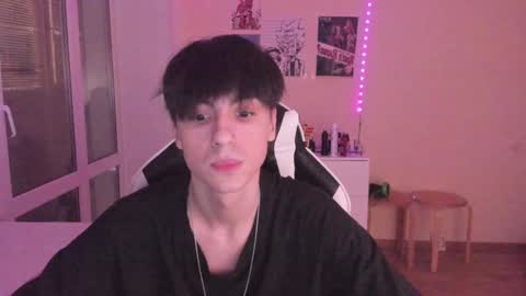Snapshot of stralght_twinks chatting on 12/16/24, 03:54 Ray online show from 12/16/24, 03:54