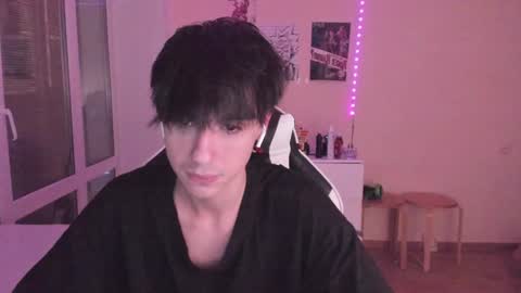 Snapshot of stralght_twinks chatting on 12/18/24, 12:10 Ray online show from 12/18/24, 12:10