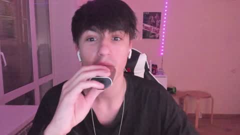Snapshot of stralght_twinks chatting on 12/19/24, 10:32 Ray online show from 12/19/24, 10:32
