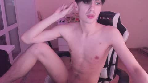 Snapshot of stralght_twinks chatting on 12/27/24, 05:42 Ray online show from 12/27/24, 05:42