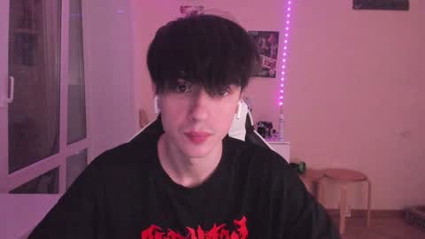 Snapshot of stralght_twinks chatting on 12/30/24, 01:48 Ray online show from 12/30/24, 01:48