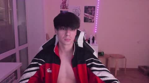 Snapshot of stralght_twinks chatting on 01/08/25, 05:05 Ray online show from 01/08/25, 05:05