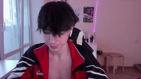 Snapshot of stralght_twinks chatting on 01/08/25, 08:06 Ray online show from 01/08/25, 08:06