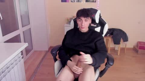 Snapshot of stralght_twinks chatting on 02/04/25, 03:36 Ray online show from 02/04/25, 03:36