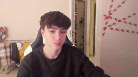 Snapshot of stralght_twinks chatting on 02/24/25, 04:26 Ray online show from 02/24/25, 04:26