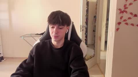 Snapshot of stralght_twinks chatting on 03/07/25, 01:18 Ray online show from 03/07/25, 01:18